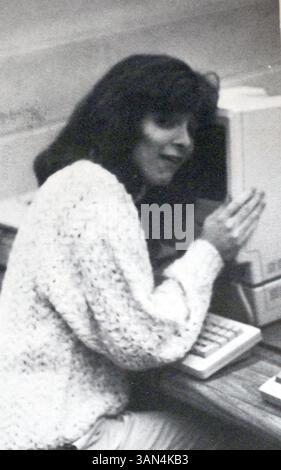 Oktober 2008; Drexel Hill, Pennsylvania, USA; SNL (Saturday Night Live) und 30 Rock-Star TINA FEY besuchten Upper Darby High Shcool außerhalb von Philadelphia, Pennsylvania. Tina – voller Name Elizabeth Stamatina Fey – war eine multitalentierte Schülerin in der Ehrenrolle der Schule, der Bühnenbesatzung, in der Theaterzunft, im Theaterclub und im Konzertchor sowie im Tennisteam. IM BILD: TINA FEY im Senior Jahrbuch Foto aufgenommen 1988. Obligatorischer Credit: Foto von Courtesy Upper Darby H.S./ZUMA Press. (©) Copyright 2008 by Courtesy Upper Darby H.S. Stockfoto