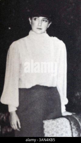 Oktober 2008; Drexel Hill, Pennsylvania, USA; SNL (Saturday Night Live) und 30 Rock-Star TINA FEY besuchten Upper Darby High Shcool außerhalb von Philadelphia, Pennsylvania. Tina – voller Name Elizabeth Stamatina Fey – war eine multitalentierte Schülerin in der Ehrenrolle der Schule, der Bühnenbesatzung, in der Theaterzunft, im Theaterclub und im Konzertchor sowie im Tennisteam. IM BILD: TINA FEY im Senior Jahrbuch Foto aufgenommen 1988. Obligatorischer Credit: Foto von Courtesy Upper Darby H.S./ZUMA Press. (©) Copyright 2008 by Courtesy Upper Darby H.S. Stockfoto