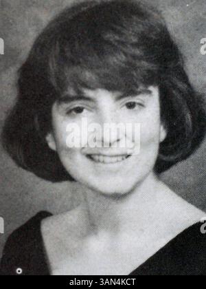 Oktober 2008; Drexel Hill, Pennsylvania, USA; SNL (Saturday Night Live) und 30 Rock-Star TINA FEY besuchten Upper Darby High Shcool außerhalb von Philadelphia, Pennsylvania. Tina – voller Name Elizabeth Stamatina Fey – war eine multitalentierte Schülerin in der Ehrenrolle der Schule, der Bühnenbesatzung, in der Theaterzunft, im Theaterclub und im Konzertchor sowie im Tennisteam. IM BILD: TINA FEY im Senior Jahrbuch Foto aufgenommen 1988. Obligatorischer Credit: Foto von Courtesy Upper Darby H.S./ZUMA Press. (©) Copyright 2008 by Courtesy Upper Darby H.S. Stockfoto