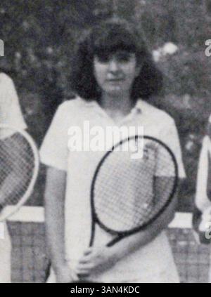 Oktober 2008; Drexel Hill, Pennsylvania, USA; SNL (Saturday Night Live) und 30 Rock-Star TINA FEY besuchten Upper Darby High Shcool außerhalb von Philadelphia, Pennsylvania. Tina – voller Name Elizabeth Stamatina Fey – war eine multitalentierte Schülerin in der Ehrenrolle der Schule, der Bühnenbesatzung, in der Theaterzunft, im Theaterclub und im Konzertchor sowie im Tennisteam. IM BILD: TINA FEY im Senior Jahrbuch Foto aufgenommen 1988. Obligatorischer Credit: Foto von Courtesy Upper Darby H.S./ZUMA Press. (©) Copyright 2008 by Courtesy Upper Darby H.S. Stockfoto