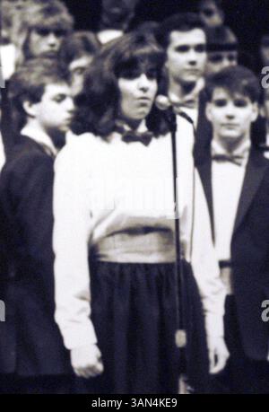 Oktober 2008; Drexel Hill, Pennsylvania, USA; SNL (Saturday Night Live) und 30 Rock-Star TINA FEY besuchten Upper Darby High Shcool außerhalb von Philadelphia, Pennsylvania. Tina – voller Name Elizabeth Stamatina Fey – war eine multitalentierte Schülerin in der Ehrenrolle der Schule, der Bühnenbesatzung, in der Theaterzunft, im Theaterclub und im Konzertchor sowie im Tennisteam. IM BILD: TINA FEY im Senior Jahrbuch Foto aufgenommen 1988. Obligatorischer Credit: Foto von Courtesy Upper Darby H.S./ZUMA Press. (©) Copyright 2008 by Courtesy Upper Darby H.S. Stockfoto