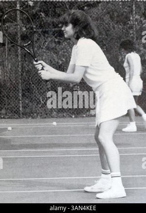 Oktober 2008; Drexel Hill, Pennsylvania, USA; SNL (Saturday Night Live) und 30 Rock-Star TINA FEY besuchten Upper Darby High Shcool außerhalb von Philadelphia, Pennsylvania. Tina – voller Name Elizabeth Stamatina Fey – war eine multitalentierte Schülerin in der Ehrenrolle der Schule, der Bühnenbesatzung, in der Theaterzunft, im Theaterclub und im Konzertchor sowie im Tennisteam. IM BILD: TINA FEY im Senior Jahrbuch Foto aufgenommen 1988. Obligatorischer Credit: Foto von Courtesy Upper Darby H.S./ZUMA Press. (©) Copyright 2008 by Courtesy Upper Darby H.S. Stockfoto