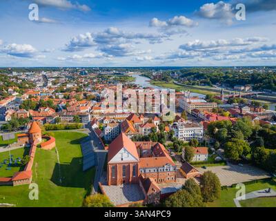 Altstadt von Kaunas, Litauen. Panoramaaufnahme der Drohne aus der Vogelperspektive des Stadtzentrums von Kaunas mit vielen historischen Gebäuden Stockfoto
