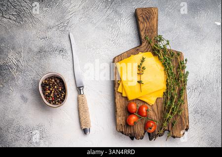 Verarbeiteter geschmolzener Käse, dünne Scheiben für Sandwiches. Weißer Hintergrund. Draufsicht Stockfoto