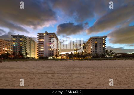 Blick auf eine Gruppe von Apartmenthäusern im Surfside Beach-Viertel von Miami, USA, direkt am Strand. Stockfoto