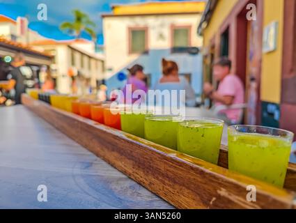 Machen Sie ein farbenfrohes Set Poncha - traditionelles alkoholisches Getränk von der Insel Madeira. Stockfoto