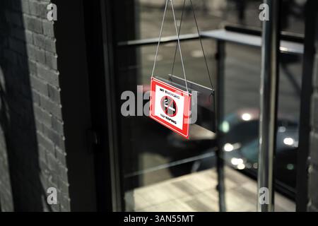 Ein Rauchverbot hängt an der Eingangstür Stockfoto