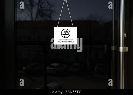 Ein Rauchverbot hängt an der Eingangstür Stockfoto