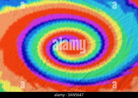 Helles, mit Tie-Dye-Technik gefärbtes Gewebe. Textil mit Wirbeln in Regenbogenfarben Stockfoto