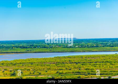Blick auf die Grenze Turkmenistans und Usbekistans mit dem Fluss Amu Darya. Turkmenistan beginnt mit dem Berg im Hintergrund Stockfoto