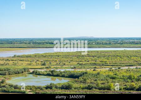 Blick auf die Grenze Turkmenistans und Usbekistans mit dem Fluss Amu Darya. Turkmenistan beginnt mit dem Berg im Hintergrund Stockfoto