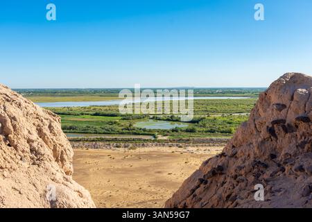 Blick auf die Grenze Turkmenistans und Usbekistans mit dem Fluss Amu Darya. Turkmenistan beginnt mit dem Berg im Hintergrund Stockfoto