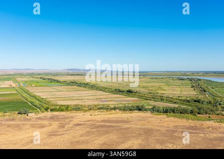 Blick auf die Grenze Turkmenistans und Usbekistans mit dem Fluss Amu Darya. Turkmenistan beginnt mit dem Berg im Hintergrund Stockfoto