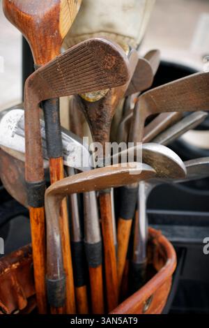 27. Februar 2010 - Tampa, Florida, USA - TP 319135 FOUN hickorygolf 3.EDMUND D. FOUNTAIN | Times.(03/02/2010 Tampa) Rust hält sich an die Köpfe der antiken Hickory-Golfclubs von Troy schnell, 42, aus Edmonton, Kanada. [EDMUND D. FOUNTAIN, Times] (Bild: © St. Petersburg Times/ZUMApress.com) Stockfoto