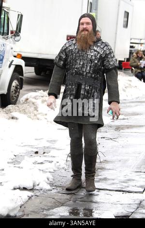 2. März 2010: New York, New York, Vereinigte Staaten – BESETZUNG.am Set von „The Sorcerer's Apprentice“.am Broadway und w.155st New York City . Fotos von - Fotos,INCÂ ©2010.K63734JBB(Kreditbild: © John Barrett/Globe Photos/ZUMApress.com) Stockfoto