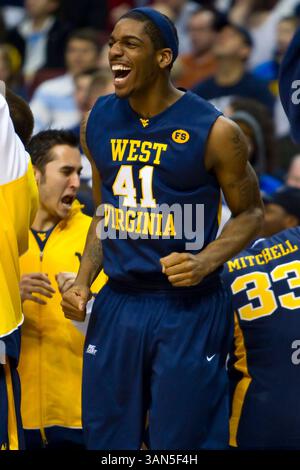 6. März 2010: #10/#8 West Virginia Mountaineers Forward John Flowers (41) feiert als #10/#8 West Virginia Mountaineers die Führung während des NCAA Basketballspiels zwischen den #10/#8 West Virginia Mountaineers und den #9 Villanova Wildcats im Wachovia Center in Philadelphia, Pennsylvania. The Mountaineers Beat the Wildcats in Overtime, 68-66.(Bild: © Chris Szagola/Cal Sport Media/ZUMApress.com) Stockfoto