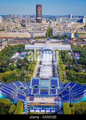 08 29 2024 - Paris, Frankreich. Drohnenansicht auf Champ de Mars und das Stadtzentrum von Paris und das Quartier Latin im Hintergrund Stockfoto
