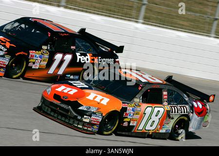 25. Oktober, PePBoys 500 Atlanta Motor Speedway Hampton, GA. Kyle Busch während der PepBoys Auto 500 auf dem Atlanta Motor Speedway in Hampton, GA. (Kreditbild: © Cal Sport Media) Stockfoto