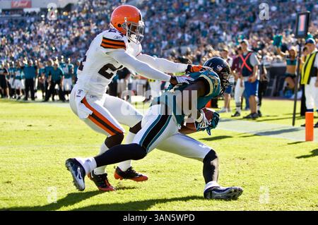 26. Oktober 2008: Jacksonville Jaguars vs Cleveland Browns. Jacksonville Jaguars Wide Receiver Reggie Williams (11) holt sich einen Pass für einen Touchdown, während Cleveland Browns Cornerback Eric Wright (24) versucht zu verteidigen. Die Browns besiegten die Jaguars mit 23:17. (Kreditbild: © Cal Sport Media) Stockfoto