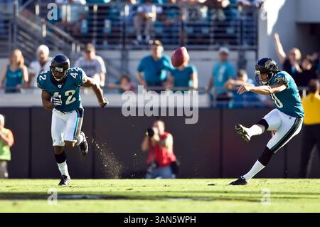 26. Oktober 2008: Jacksonville Jaguars vs Cleveland Browns. Der Jacksonville Jaguars PK Josh Scobee (10) startet in der ersten Halbzeit im Jacksonville Municipal Stadium nach Cleveland. Die Browns besiegten die Jaguars mit 23:17. (Kreditbild: © Cal Sport Media) Stockfoto