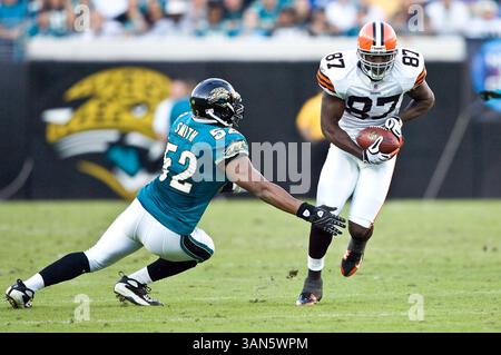 26. Oktober 2008: Jacksonville Jaguars vs Cleveland Browns. Cleveland Browns Tight End Darnell Dinkins (87) versucht, den Angriff von Jacksonville Jaguars Linebacker Daryl Smith (52) während der zweiten Halbzeit im Jacksonville Municipal Stadium zu vermeiden. Die Browns besiegten die Jaguars mit 23:17. (Kreditbild: © Cal Sport Media) Stockfoto