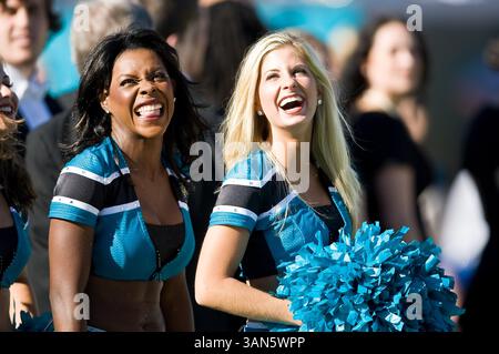 26. Oktober 2008: Jacksonville Jaguars vs Cleveland Browns. Cheerleader der Jacksonville Jaguars lachen über ein Video auf der Anzeigetafel im Jacksonville Municipal Stadium. (Kreditbild: © Cal Sport Media) Stockfoto