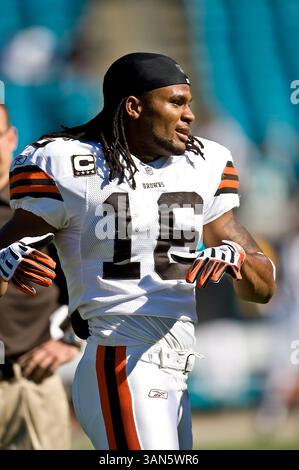26. Oktober 2008: Jacksonville Jaguars vs Cleveland Browns. Der Cleveland Browns Wide Receiver Josh Cribbs (16) wärmt sich vor Spielbeginn im Jacksonville Municipal Stadium auf. Die Browns besiegten die Jaguars mit 23:17. (Kreditbild: © Cal Sport Media) Stockfoto