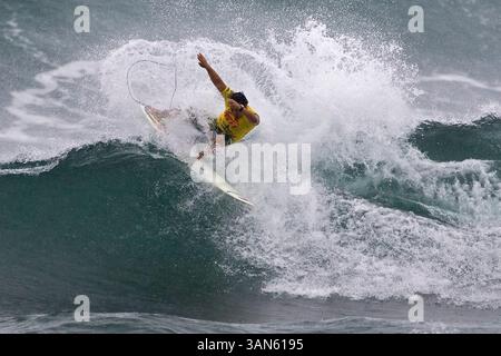 November 2008 - Haleiwa, Hawaii, USA - Vans Triple Crown of Surfing. Reef Hawaiian Pro, Ali'i Beach Park, Haleiwa, North Shore, Oahu, Hawaii. KEKOA BACALSO (Oahu, Haw) (im Bild) wurde heute Dritter beim Reef Hawaiian Pro in Haleiwa, als er in einem der bisher spannendsten Finalspiele in Haleiwa von Zweiter Jihad Khodr (Bra) und Gesamtsieger Michel Bourez (Tahiti) besiegt wurde. Bacalso begann mit einer nahezu perfekten 9,00-Fahrt und hielt die Heat Lead bis zur Halbzeit, als er sowohl Khodr als auch Bourez überholte und ihn zwang, sich mit einem dritten Platz zufrieden zu geben. Das $170.000 Reef Hawaiian P Stockfoto