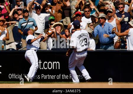 19. August 2007: San Diego Padres zweiter Baseman Marcus Giles #22 und erster Baseman Adrian Gonzalez #23 versuchen, einen Foul-Ball während eines Spiels gegen die Houston Astros im Petco Park in San Diego, Kalifornien zu fangen. Die Padres besiegten die Astros mit 5:3. (Bild: © Jody Gomez/Cal Sport Media) Stockfoto
