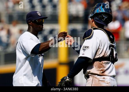 19. August 2007: Mike Cameron, der Mittelfeldspieler der San Diego Padres, #25, und Josh Bard #28, gratulieren einander nach einem Spiel gegen die Houston Astros im Petco Park in San Diego, Kalifornien. Die Padres besiegten die Astros mit 5:3. (Bild: © Jody Gomez/Cal Sport Media) Stockfoto