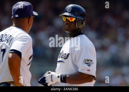 19. August 2007: Mike Cameron, der Mittelfeldspieler der San Diego Padres, spricht mit Bobby Meacham #17 während eines Spiels gegen die Houston Astros im Petco Park in San Diego, Kalifornien. Die Padres besiegten die Astros mit 5:3. (Bild: © Jody Gomez/Cal Sport Media) Stockfoto