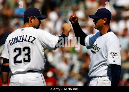19. August 2007: San Diego Padres Pitcher Trevor Hoffman #51 und erster Baseman Adrian Gonzalez #23 gratulieren einander nach einem Spiel gegen die Houston Astros im Petco Park in San Diego, Kalifornien. Die Padres besiegten die Astros mit 5:3. (Bild: © Jody Gomez/Cal Sport Media) Stockfoto