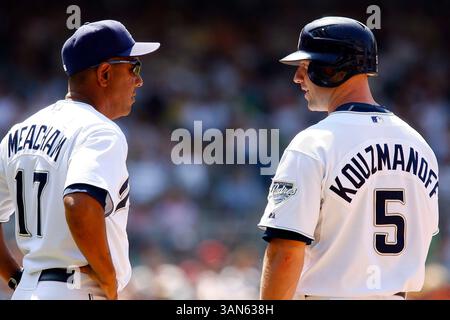 19. August 2007: Bobby Meacham #17, erster Basecoach der San Diego Padres, spricht mit dem dritten Baseman Kevin Kouzmanoff #5 während eines Spiels gegen die Houston Astros im Petco Park in San Diego, Kalifornien. Die Padres besiegten die Astros mit 5:3. (Bild: © Jody Gomez/Cal Sport Media) Stockfoto