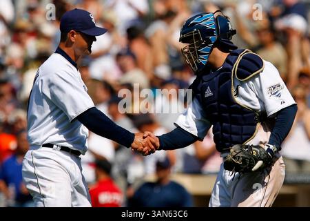 19. August 2007: San Diego Padres Pitcher Trevor Hoffman #51 und Catcher Josh Bard #28 gratulieren einander nach einem Spiel gegen die Houston Astros im Petco Park in San Diego, Kalifornien. Die Padres besiegten die Astros mit 5:3. (Bild: © Jody Gomez/Cal Sport Media) Stockfoto