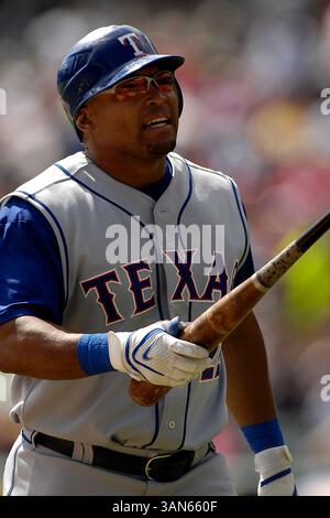 11. September 2007: Marlon Byrd, Texas Rangers, Rechtfeldspieler Marlon Byrd #22, hat Schmerzen, nachdem er am Dienstagnachmittag im Comerica Park, Detroit, Michigan einen Foul-Ball in Aktion genommen hat. Detroit Tigers vs Texas Rangers. Foto Â Steve King / CSM. (Bild: © Steve King/Cal Sport Media) Stockfoto