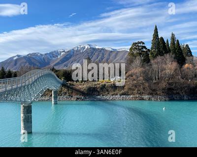 Fußgängerbrücke über einen Fluss auf der Südinsel Neuseelands Stockfoto