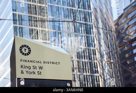 Schild für den Finanzbezirk an der King Street West und York Street Downtown Toronto Ontario Canada am 5. Oktober 2024 Stockfoto