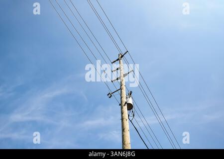 Ich schaue auf den Wasserkraftmast gegen den blauen Himmel mit Kopierraum Stockfoto