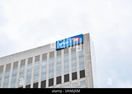 Calgary, Alberta, Kanada - 21. August 2021: Logo der BMO Bank of Montreal auf dem Stadtgebäude Stockfoto