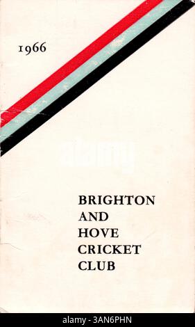 Vintage 1966 Brighton and Hove Cricket Club Booklet – Mid-Century Cricket Programm mit diagonalem Tricolor Design, Sussex England Sports Memorabilia Stockfoto