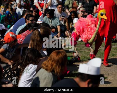 Los Angeles, USA. April 2025. Während des Bob Baker Day Festivals in Los Angeles, Kalifornien, USA, am 13. April 2025 wird eine Puppenshow gezeigt. Quelle: Qiu Chen/Xinhua/Alamy Live News Stockfoto