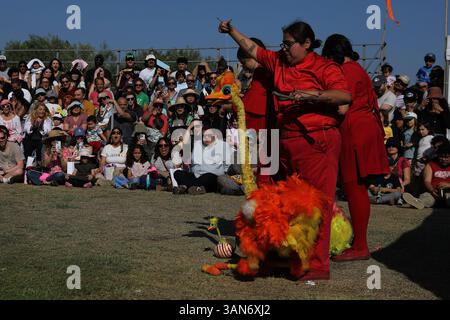 Los Angeles, USA. April 2025. Während des Bob Baker Day Festivals in Los Angeles, Kalifornien, USA, am 13. April 2025 wird eine Puppenshow gezeigt. Quelle: Qiu Chen/Xinhua/Alamy Live News Stockfoto