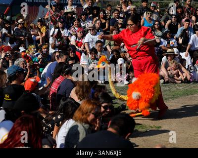 Los Angeles, USA. April 2025. Während des Bob Baker Day Festivals in Los Angeles, Kalifornien, USA, am 13. April 2025 wird eine Puppenshow gezeigt. Quelle: Qiu Chen/Xinhua/Alamy Live News Stockfoto