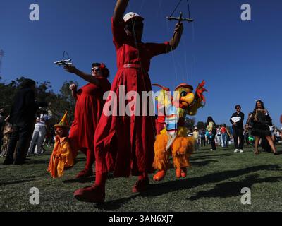 Los Angeles, USA. April 2025. Am 13. April 2025 spielen Künstler eine Puppenshow während des Bob Baker Day Festivals in Los Angeles, Kalifornien, USA. Quelle: Qiu Chen/Xinhua/Alamy Live News Stockfoto