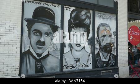 Venedig, Kalifornien, USA 13. April 2025 Schauspieler Charlie Chaplin ehemaliges Zuhause von 1915-1916 und ehemaliges Zuhause von Schauspielerin Clara Bow, Schauspieler Roscoe Fatty Arbuckle, Wallace Beery at Waldorf, Venice V Hotel on Boardwalk at Venice Beach am 13. April 2025 in Venice, Los Angeles, Kalifornien, USA. Die Filme sind Cobra mit Sylvester Stallone, Falcon und der Snowman mit Sean Penn, Once Upon a Time in Venice mit Bruce Willis. Foto: Barry King/Alamy Stock Photo Stockfoto
