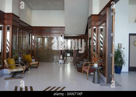Venedig, Kalifornien, USA 13. April 2025 Schauspieler Charlie Chaplin ehemaliges Zuhause von 1915-1916 und ehemaliges Zuhause von Schauspielerin Clara Bow, Schauspieler Roscoe Fatty Arbuckle, Wallace Beery at Waldorf, Venice V Hotel on Boardwalk at Venice Beach am 13. April 2025 in Venice, Los Angeles, Kalifornien, USA. Die Filme sind Cobra mit Sylvester Stallone, Falcon und der Snowman mit Sean Penn, Once Upon a Time in Venice mit Bruce Willis. Foto: Barry King/Alamy Stock Photo Stockfoto