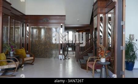 Venedig, Kalifornien, USA 13. April 2025 Schauspieler Charlie Chaplin ehemaliges Zuhause von 1915-1916 und ehemaliges Zuhause von Schauspielerin Clara Bow, Schauspieler Roscoe Fatty Arbuckle, Wallace Beery at Waldorf, Venice V Hotel on Boardwalk at Venice Beach am 13. April 2025 in Venice, Los Angeles, Kalifornien, USA. Die Filme sind Cobra mit Sylvester Stallone, Falcon und der Snowman mit Sean Penn, Once Upon a Time in Venice mit Bruce Willis. Foto: Barry King/Alamy Stock Photo Stockfoto