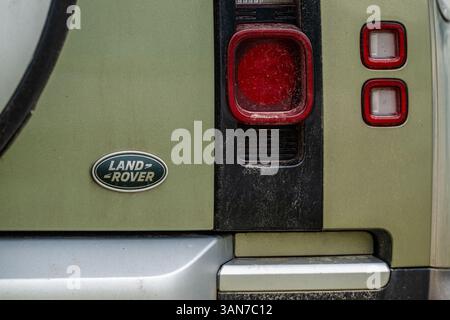 Göteborg, Schweden - 01. März 2024: Rückleuchten und Abzeichen eines Land Rover Defender Stockfoto