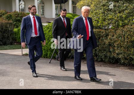 Washington, Usa. April 2025. US-Präsident Donald Trump, Vice President JD Vance und Ohio State University Head Coach Ryan Day, Center, begrüßen 2025 am Montag, den 14. April 2025 die College Football National Champions der Ohio State University auf dem Südrasen des Weißen Hauses in Washington, DC. Foto: Ken Cedeno/Pool/ABACAPRESS. COM Credit: Abaca Press/Alamy Live News Stockfoto