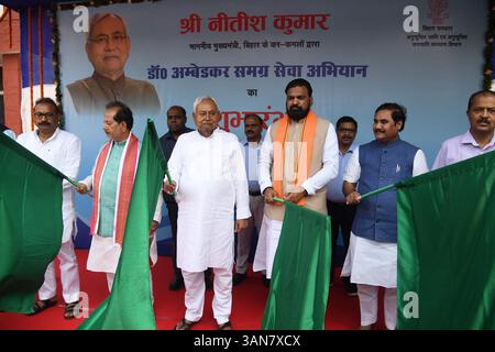 Patna, Indien. April 2025. PATNA, INDIEN - 14. APRIL: Bihar-Ministerpräsident Nitish Kumar, stellvertretender Ministerpräsident Samrat Choudhary und andere, die Jan Jagran Rath während Dr. Ambedkar Samagra Seva Abhiyan auf dem Campus von Adhiveshan Bhawan am 14. April 2025 in Patna, Indien, abflaggen. (Foto: Santosh Kumar/Hindustan Times/SIPA USA) Credit: SIPA USA/Alamy Live News Stockfoto